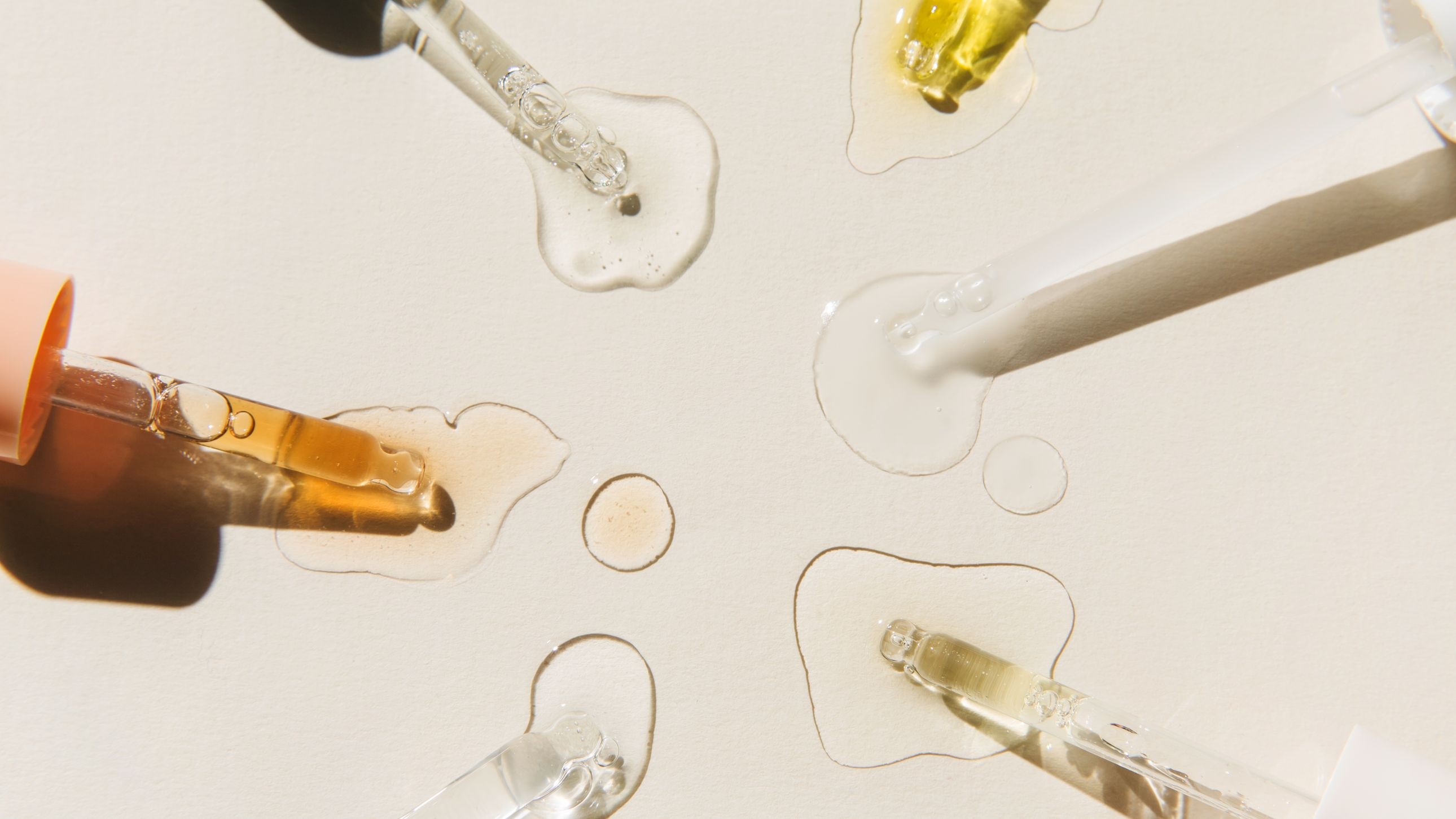 Die 10 besten Seren für die Hauttypen von Teenagern, empfohlen von Dermatologen und Beauty-Redakteuren