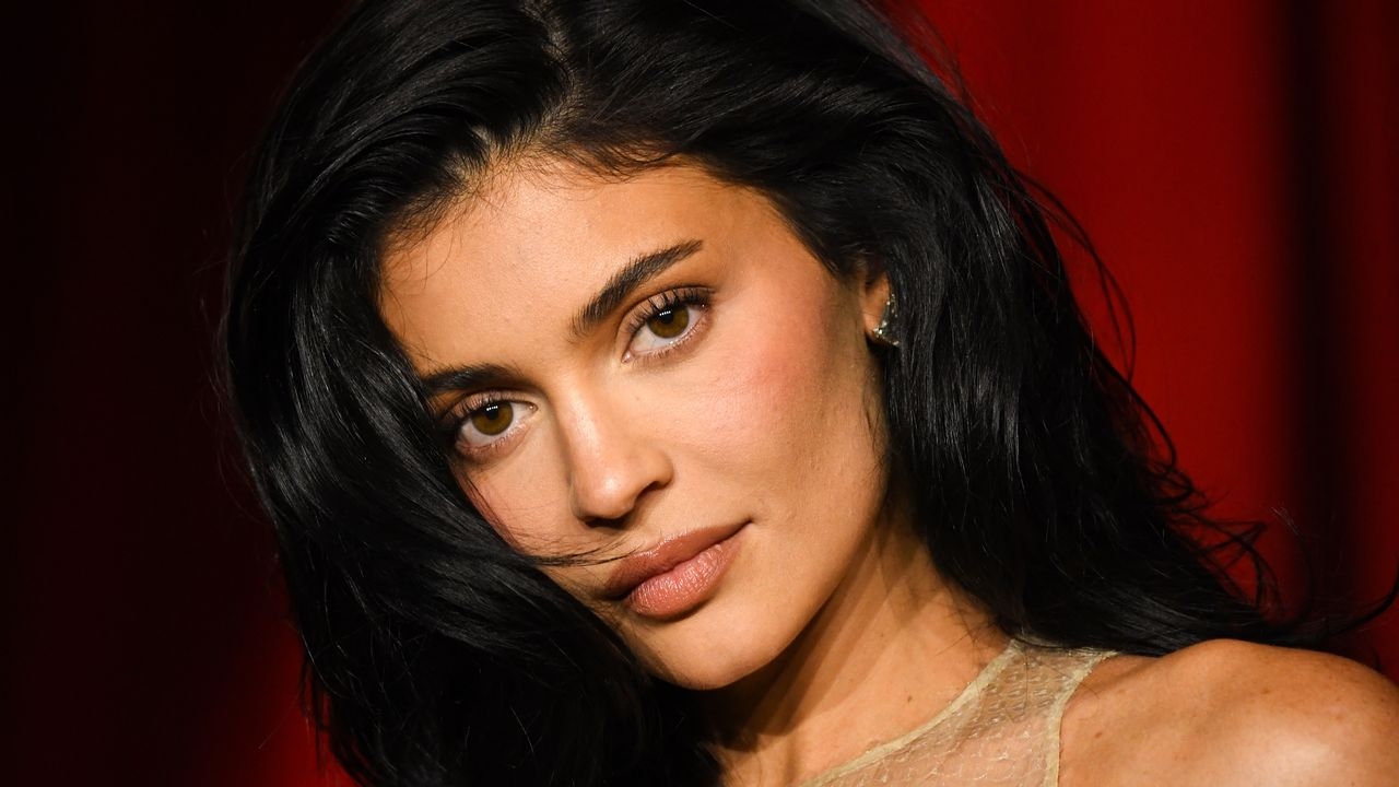 Las nuevas chanclas de moda de Kylie Jenner son imposibles de conseguir