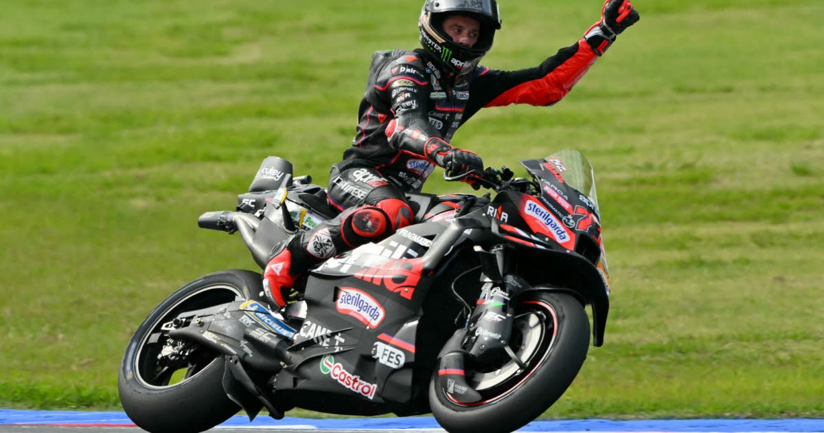 MotoGP. Gran Premio de San Marino: Marc Márquez comete un error, Marco Bezzecchi lo aprovecha.