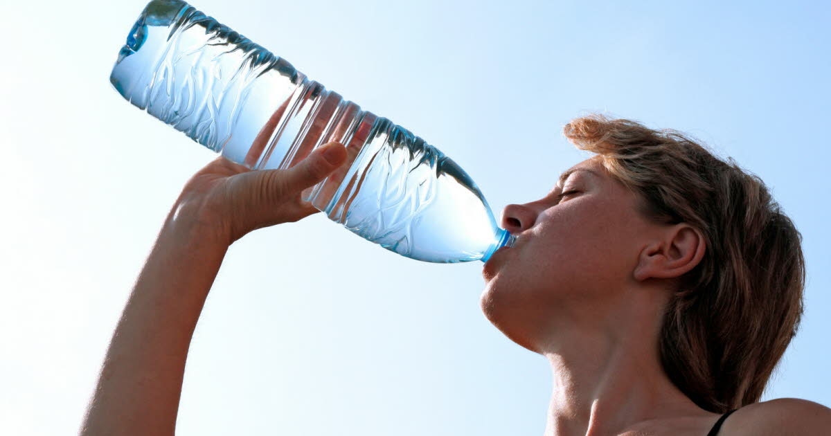 Gesundheit. Viel oder zu viel Eiswasser trinken... bei Hitzewelle: die „falsch guten Ideen“ der Flüssigkeitszufuhr