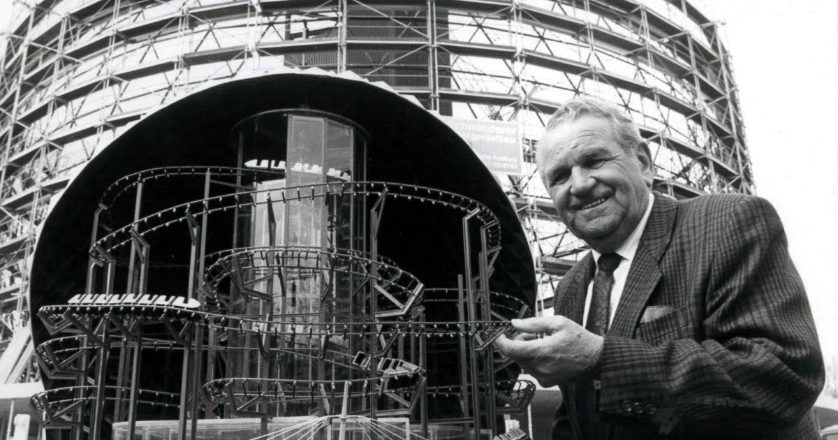 Apresentação de slides. O Europa-Park comemora seu 50º aniversário: desde sua inauguração em 1975 até a lendária montanha-russa, reviva a história do parque.