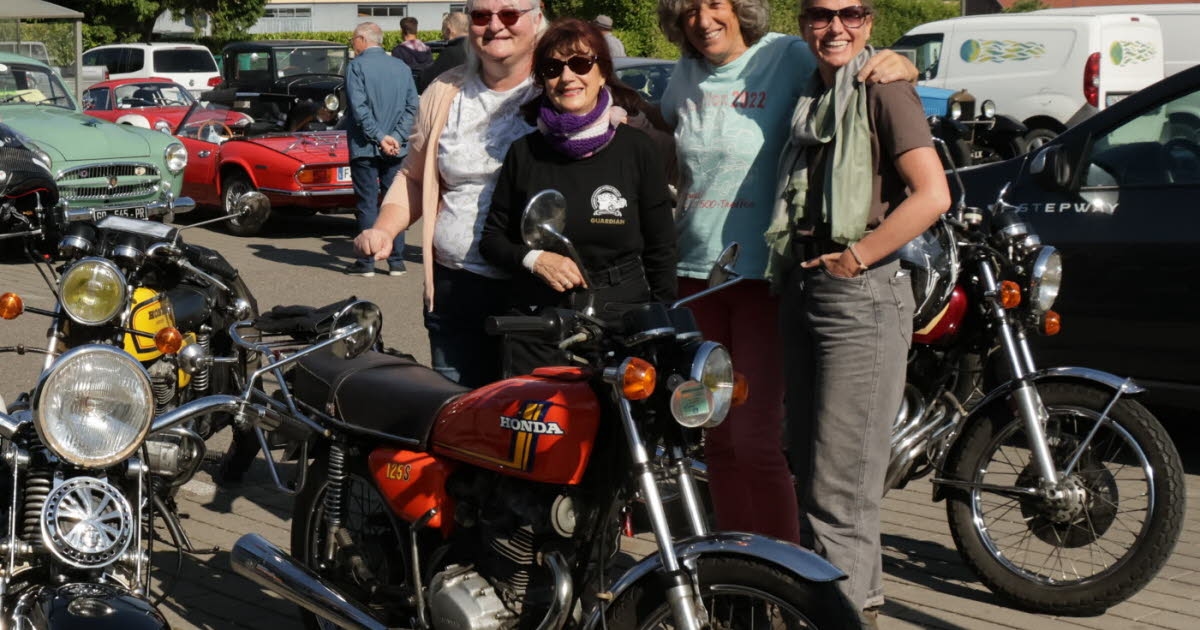 Epfig. Around sixty participants at the Auto-Moto-Retro Traffa