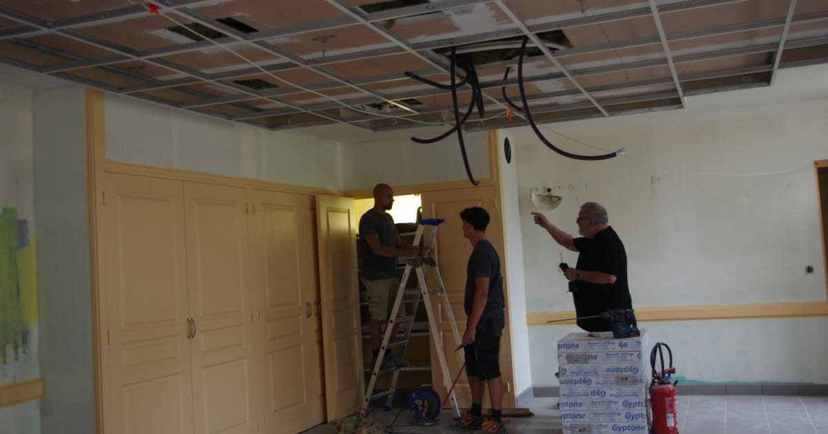 Bey. Obras en curso en el edificio municipal y el salón del pueblo.