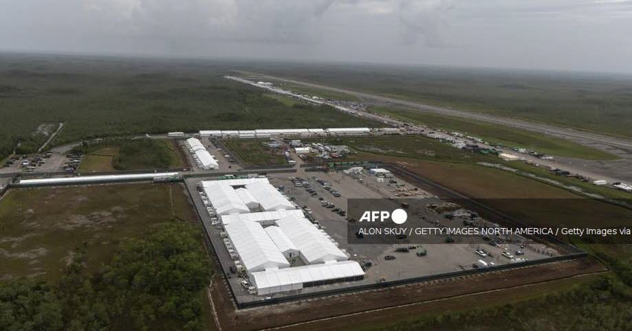 Estados Unidos: Gusanos en la comida, mosquitos... Los migrantes hablan del "Alcatraz de los caimanes"