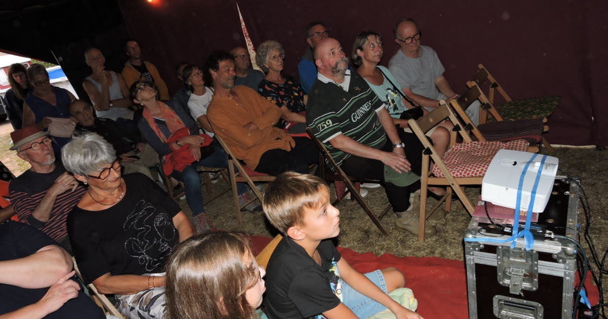 Marmagne. Cinema itinerante para nas casas dos moradores locais