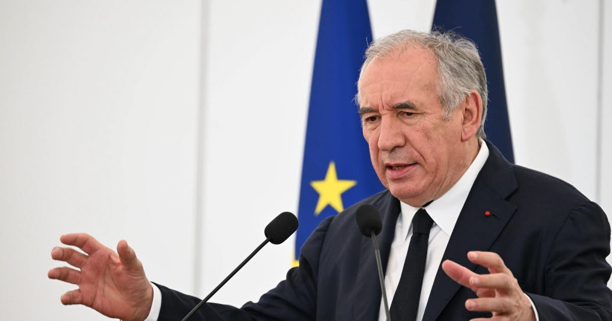 Política. Una semana antes del voto de confianza, François Bayrou inicia una serie de consultas políticas.