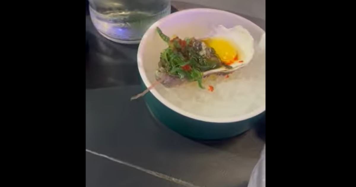 Inusual. Un gusano emerge de una ostra en el restaurante: «Es señal de frescura», responde el dueño.