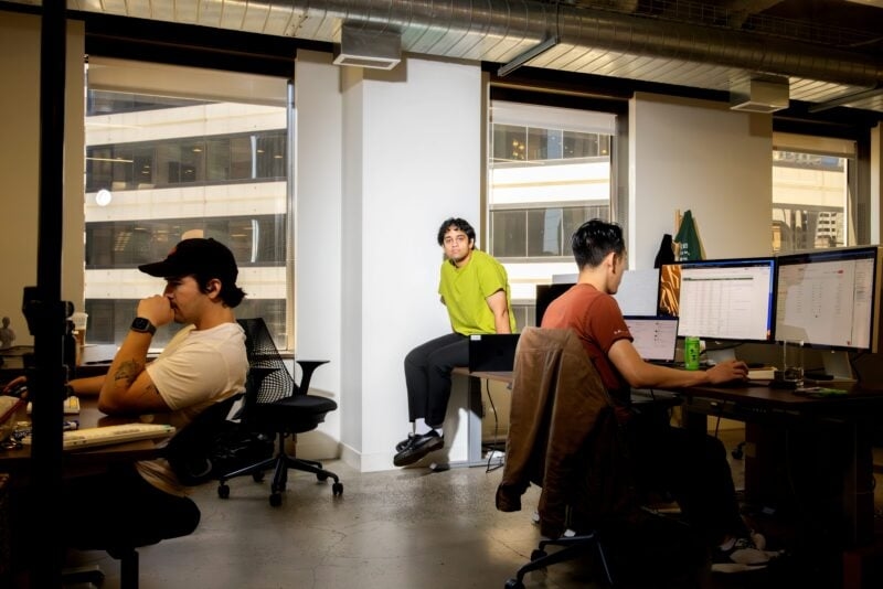 Cada vez mais jovens fundadores estão abandonando a universidade e investindo tudo na IA