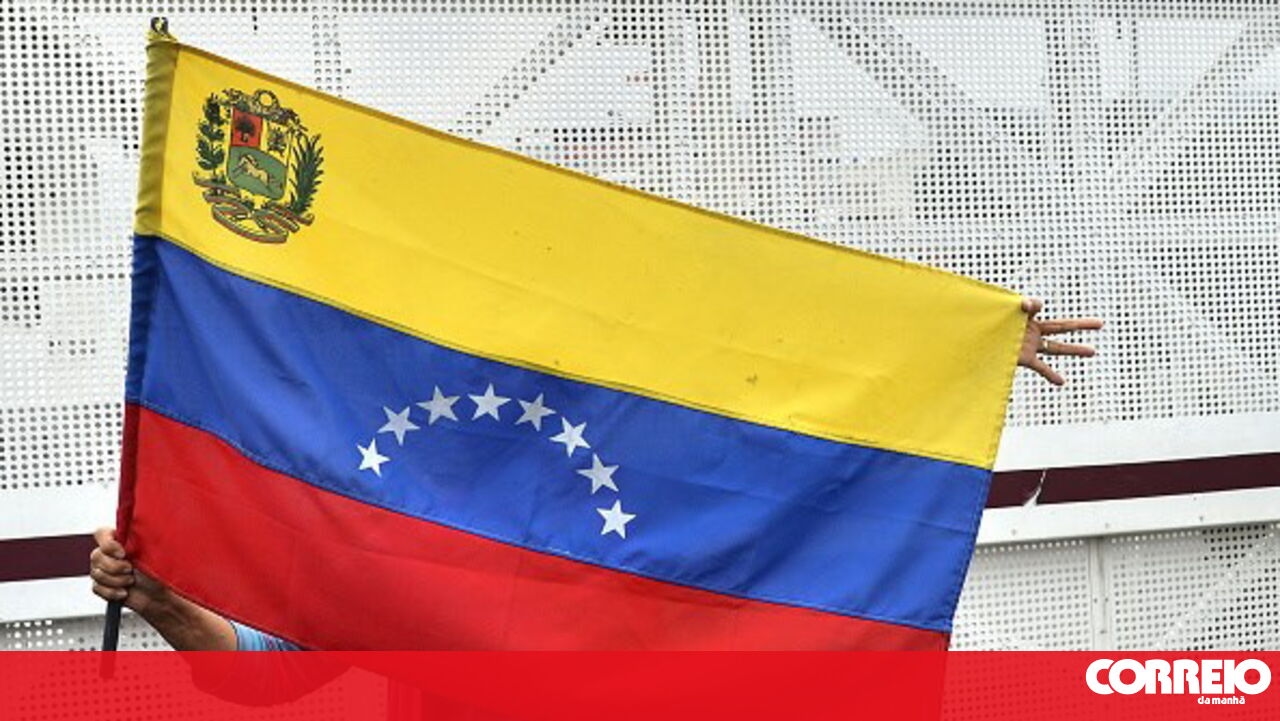 <![CDATA[ Governo venezuelano revela apreensão de arsenal explosivo e acusa oposição e EUA ]]>