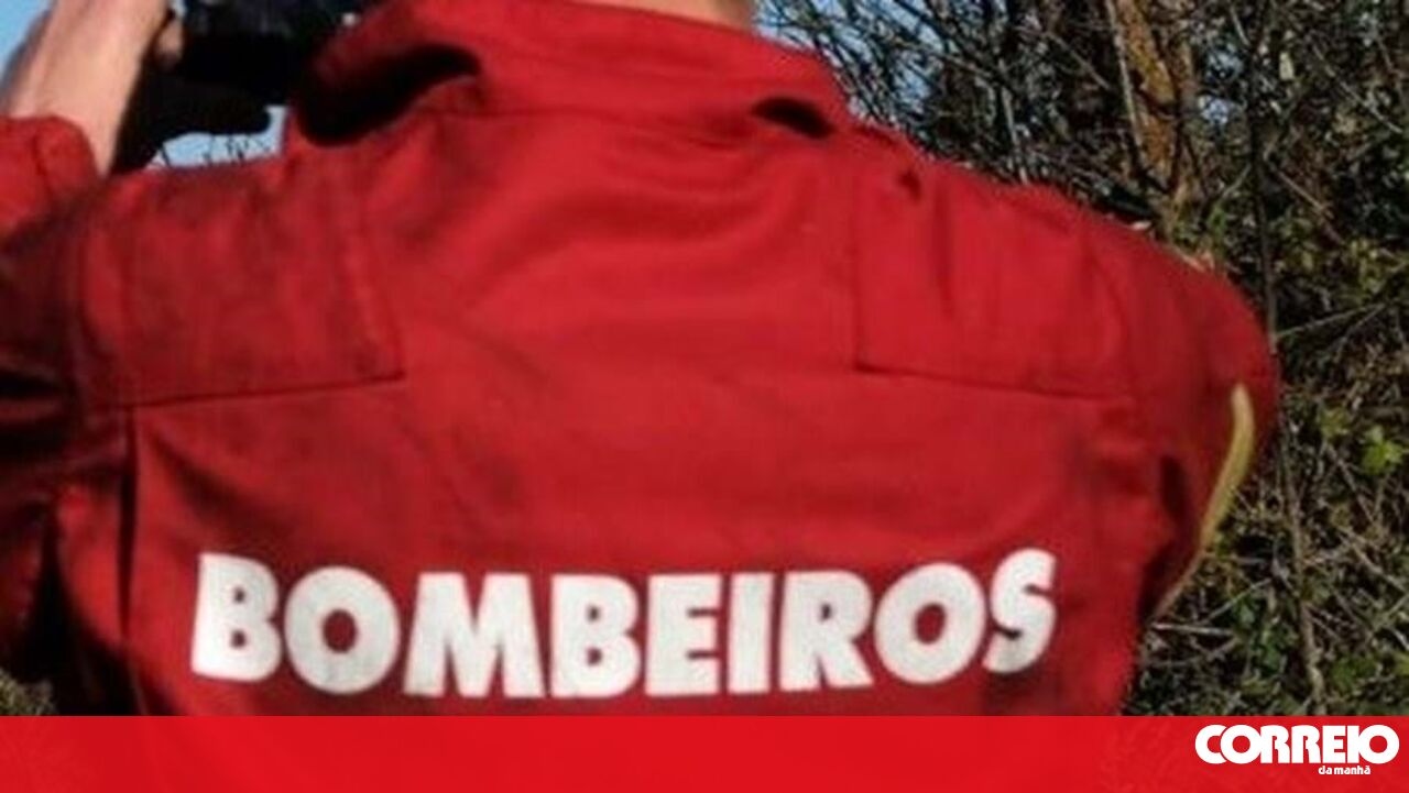<![CDATA[ Oficina destruída pelas chamas em Santa Maria da Feira ]]>