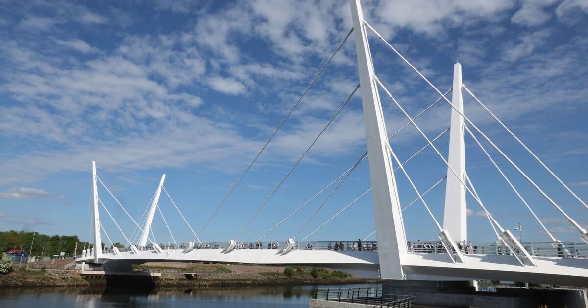 Un incroyable nouveau pont britannique de 117 millions de livres sterling est terminé et s'ouvre comme le Tower Bridge de Londres pour les grands navires