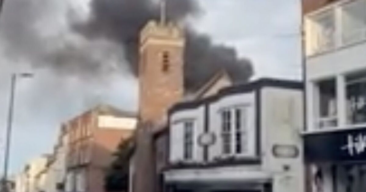 Incendie à Exeter EN DIRECT : Des centaines de maisons privées d'électricité suite à un gigantesque incendie