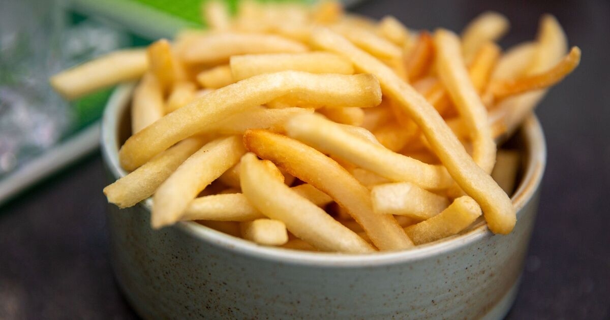 Prepare papas fritas dignas de restaurante en una freidora de aire con solo cinco ingredientes