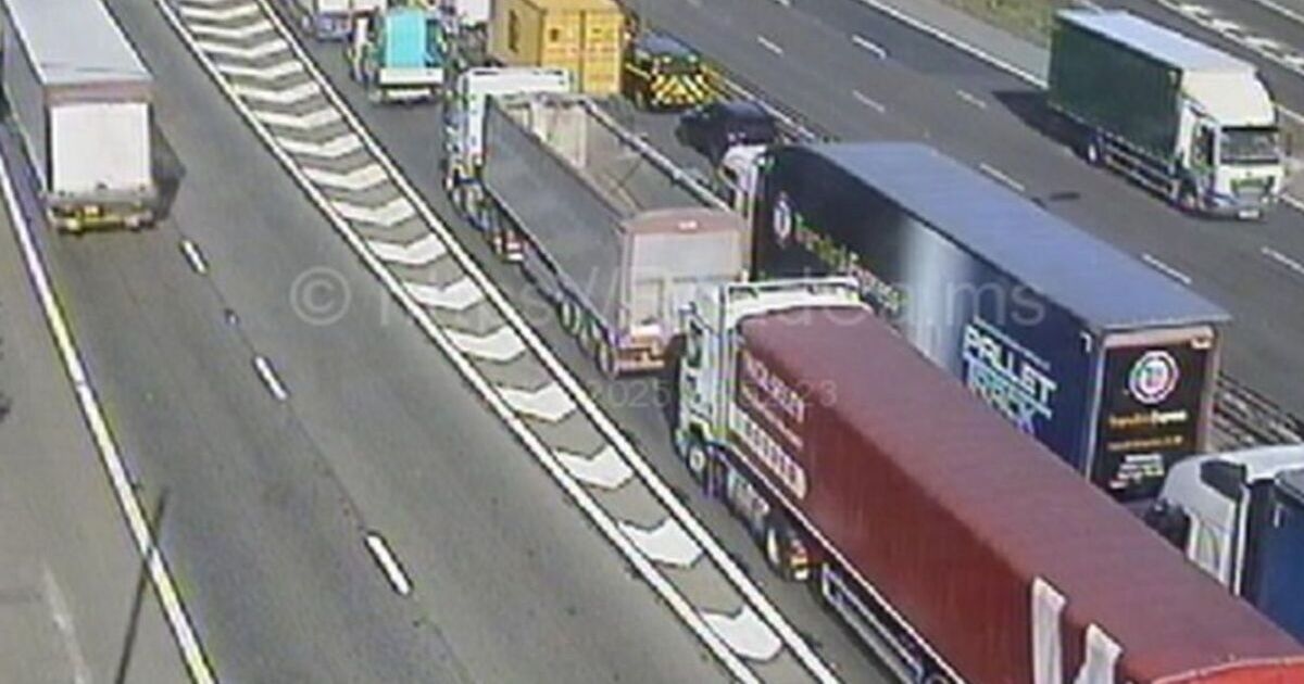 M6 ve M5 trafiği CANLI: Otoyol kazası 70 dakikalık büyük gecikmelere neden oldu