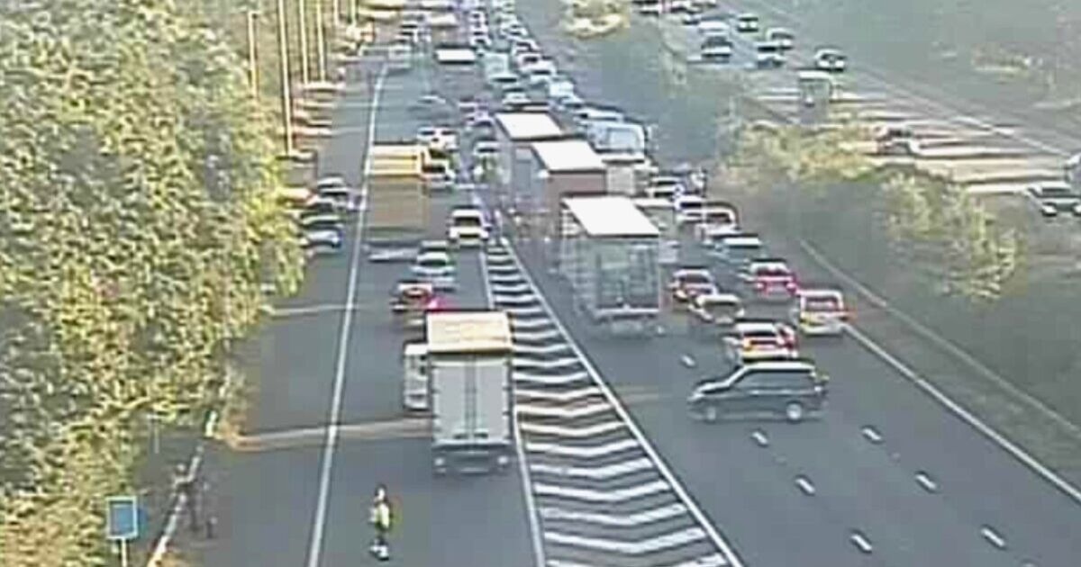 M1 and M25 traffic LIVE: Chaos on busy UK motorway as police incident shuts road