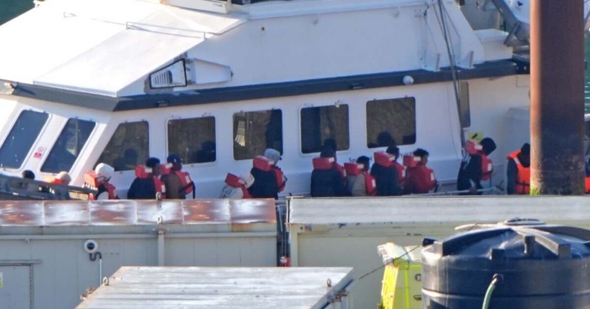 Les migrants se moquent du Royaume-Uni alors qu'ils se précipitent à Douvres quelques heures seulement après l'accord Starmer-Macron