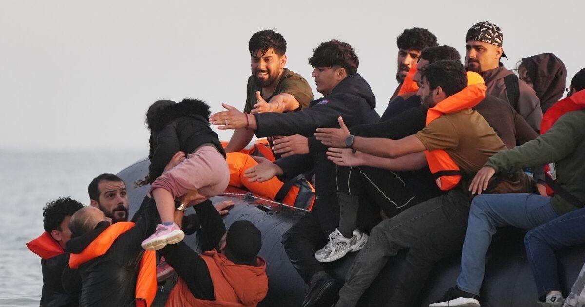 İnanılmaz an: Onlarca göçmen, İngiltere'ye ulaşmak için çaresizce Manş Denizi'ne akın etti