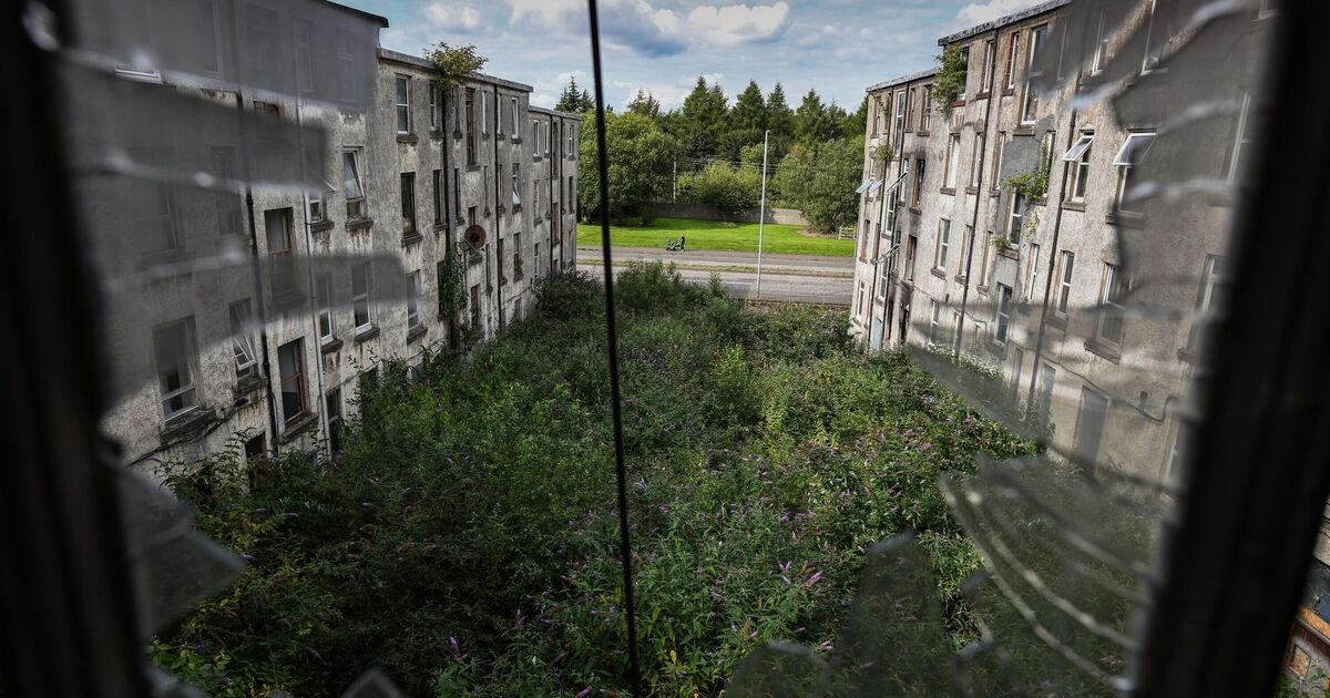 'Chernobyl' escocesa abandonada é arrasada enquanto escavadeiras se aproximam desta infame propriedade fantasma