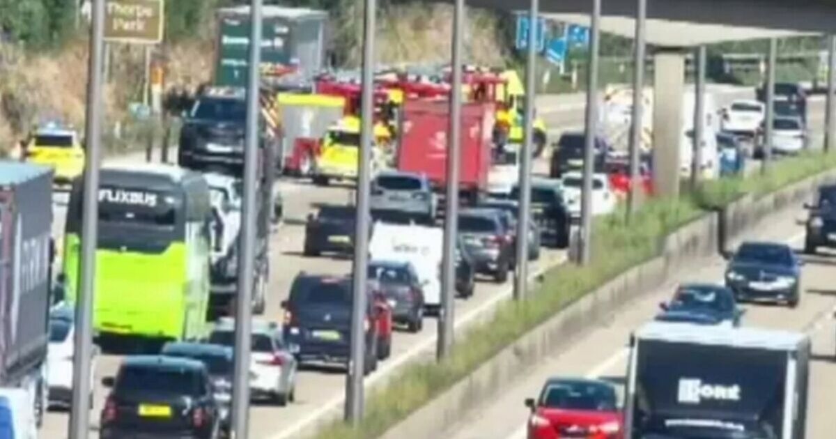 Verkeer M25 LIVE: Belangrijke snelweg afgesloten na enorme crash die 11 kilometer chaos veroorzaakt