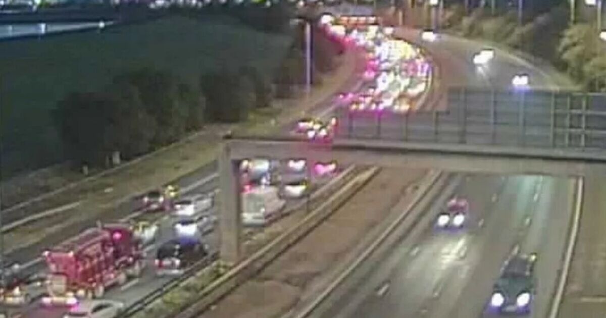 Tráfico en la M60: Los conductores se enfrentan al caos en hora punta cuando una importante autopista está bloqueada tras un accidente.