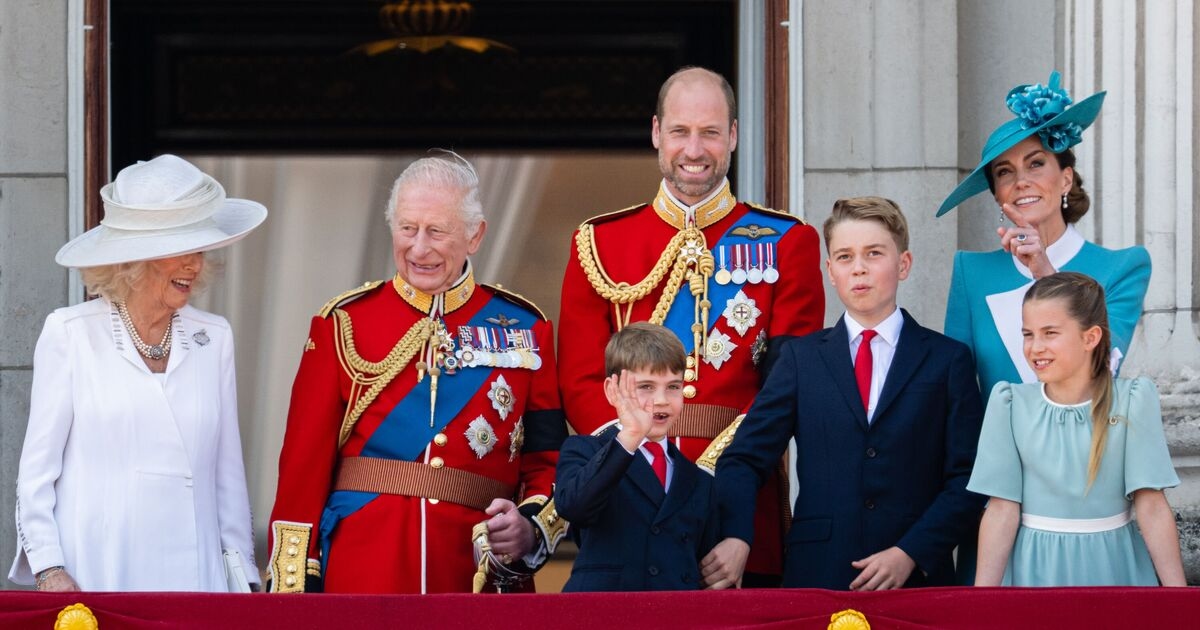 Princess Kate's four-word message to Prince Louis as he appears restless on balcony
