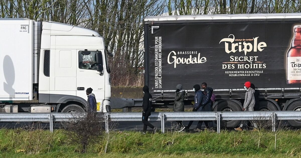 Treize migrants gelés secourus dans un camion à destination du Royaume-Uni, alors que les craintes d'une nouvelle vague s'intensifient