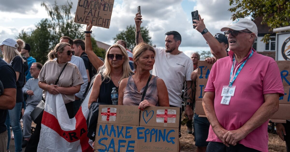 Gemeenten staan in de rij om migrantenhotels aan te vechten, terwijl Farage oproept tot 'protesten in heel Groot-Brittannië'