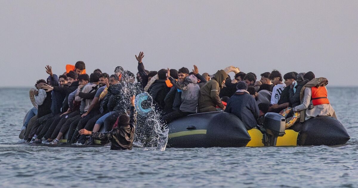 Un deputato laburista di Dover afferma che "la maggior parte dei migranti che navigano su piccole imbarcazioni non sono stupratori"