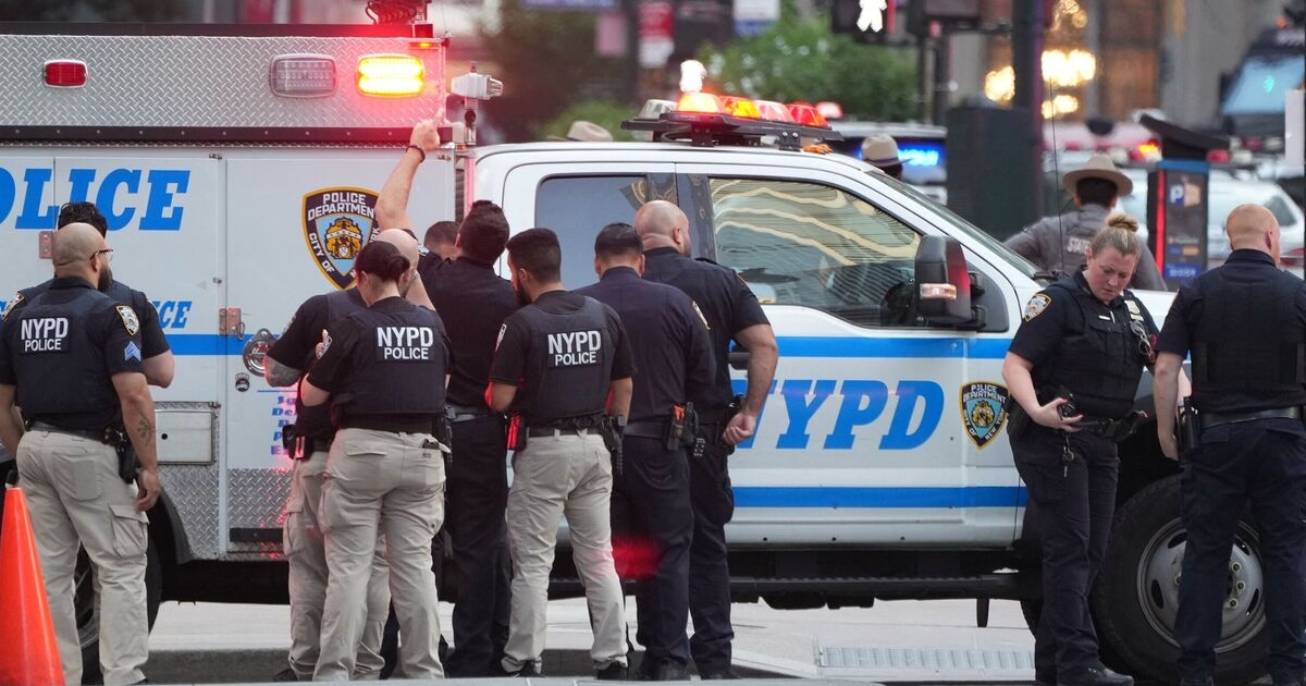 ATUALIZAÇÕES sobre tiroteio em Nova York: Quatro mortos, incluindo policial "herói", enquanto atirador abre fogo