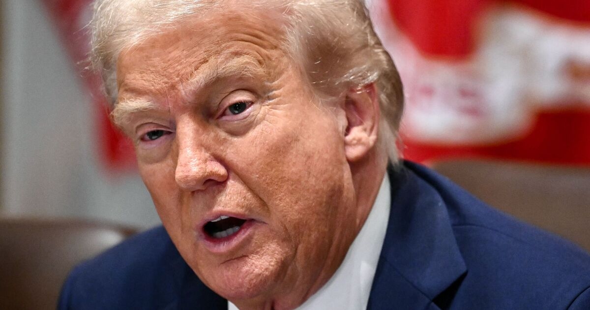 A ausência repentina de Trump gera preocupações com a saúde, e o presidente 'mais acessível' fica em silêncio