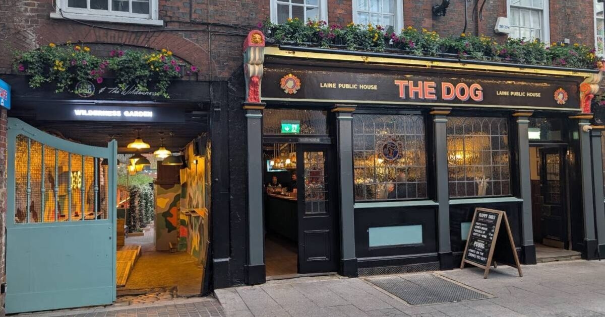 Ho visitato un pub di 700 anni in città, dove mi sono sentito come se fossi entrato in un villaggio da favola