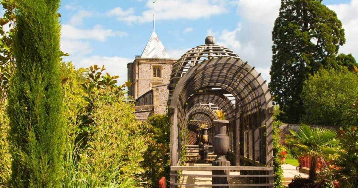 Un castillo de cuento de hadas con hermosos jardines es el lugar perfecto para una excursión de un día por el Reino Unido.