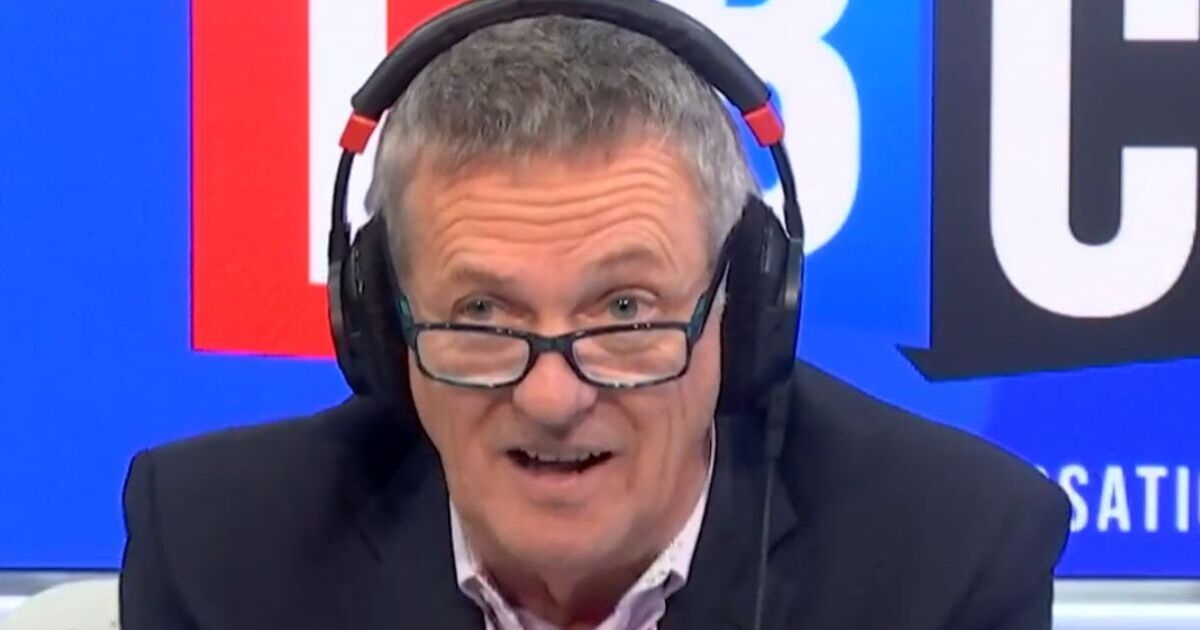 Matthew Wright perde la pazienza con un chiamante della LBC Radio mentre si infuria "vai fuori"