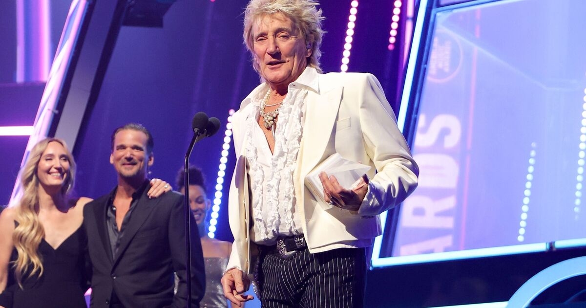 Sir Rod Stewart rilascia una dichiarazione di sei parole a Glastonbury dopo aver sostenuto Farage