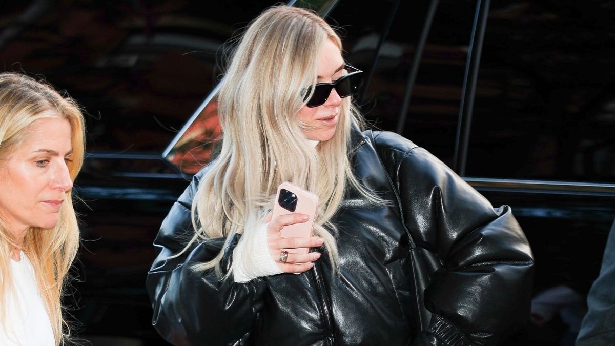 Separately, They’re Basic, But Together, This Jeans-and-Trainer Combination Is Peak Fashion Girl