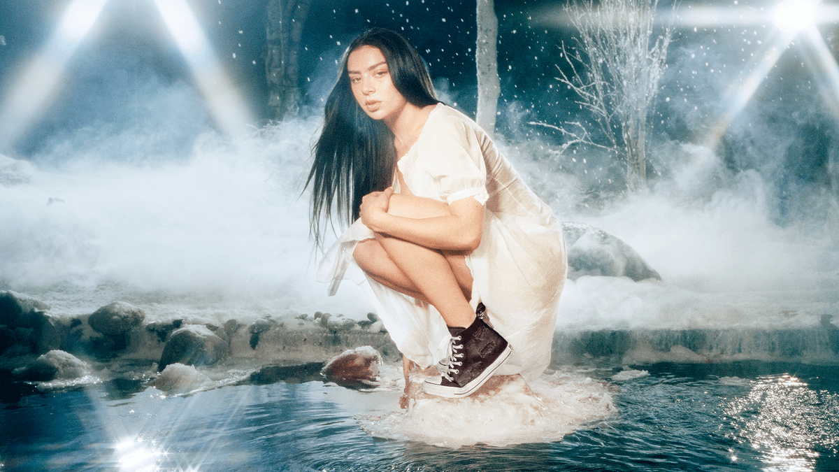 Charli gibt Chuck Taylors in ihrer neuesten Zusammenarbeit mit Converse die Görenbehandlung