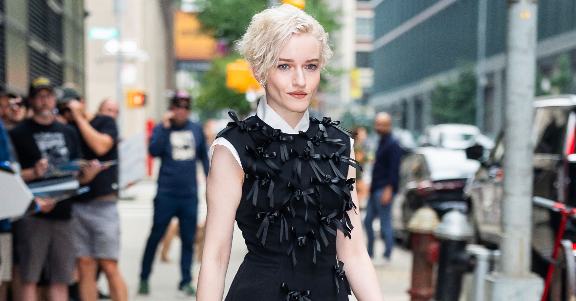 Julia Garner trug diesen Anti-Athleisure-Schuhtrend gerade mit Leggings in NYC