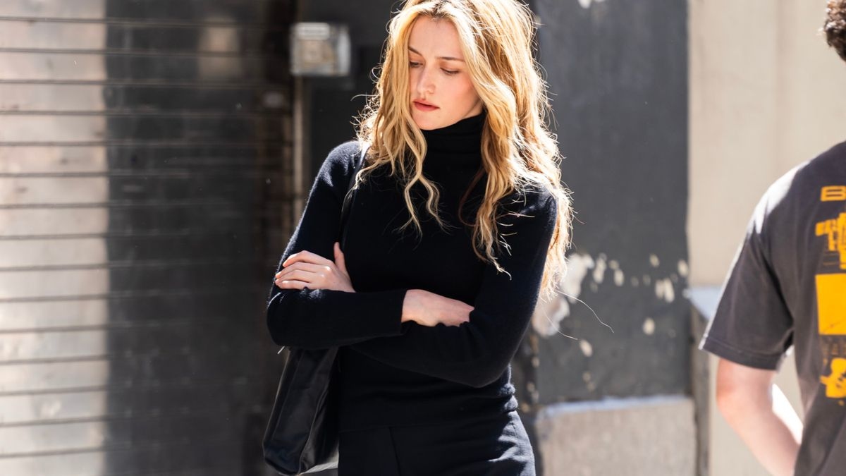 Since the '90s, the Chicest Women Have Worn This Shoe Trend With Cropped Black Trousers