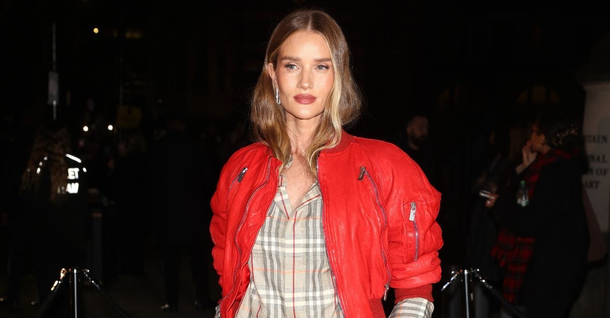 Rosie Huntington-Whiteley acaba de usar a tendência de calças elegantes que as parisienses sabem que serão um sucesso nesta temporada