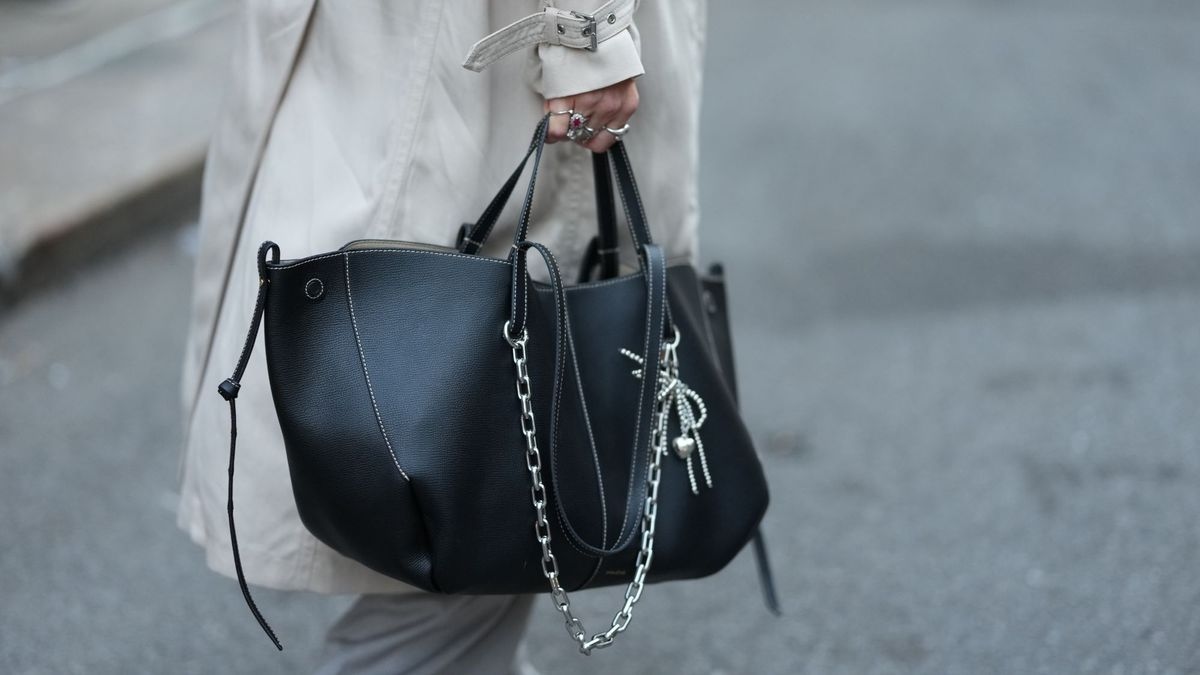 Todo mundo precisa de uma bolsa preta na vida — e há uma chique para cada orçamento