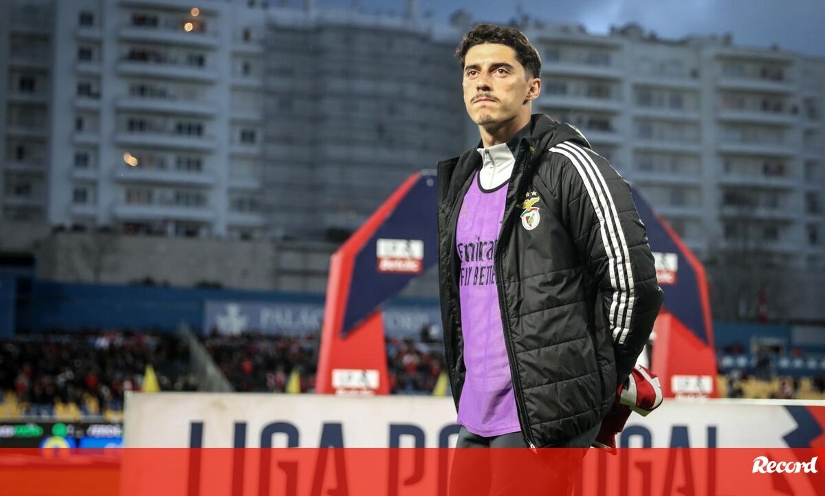 <![CDATA[ Tiago Gouveia abre a porta à saída do Benfica ]]>