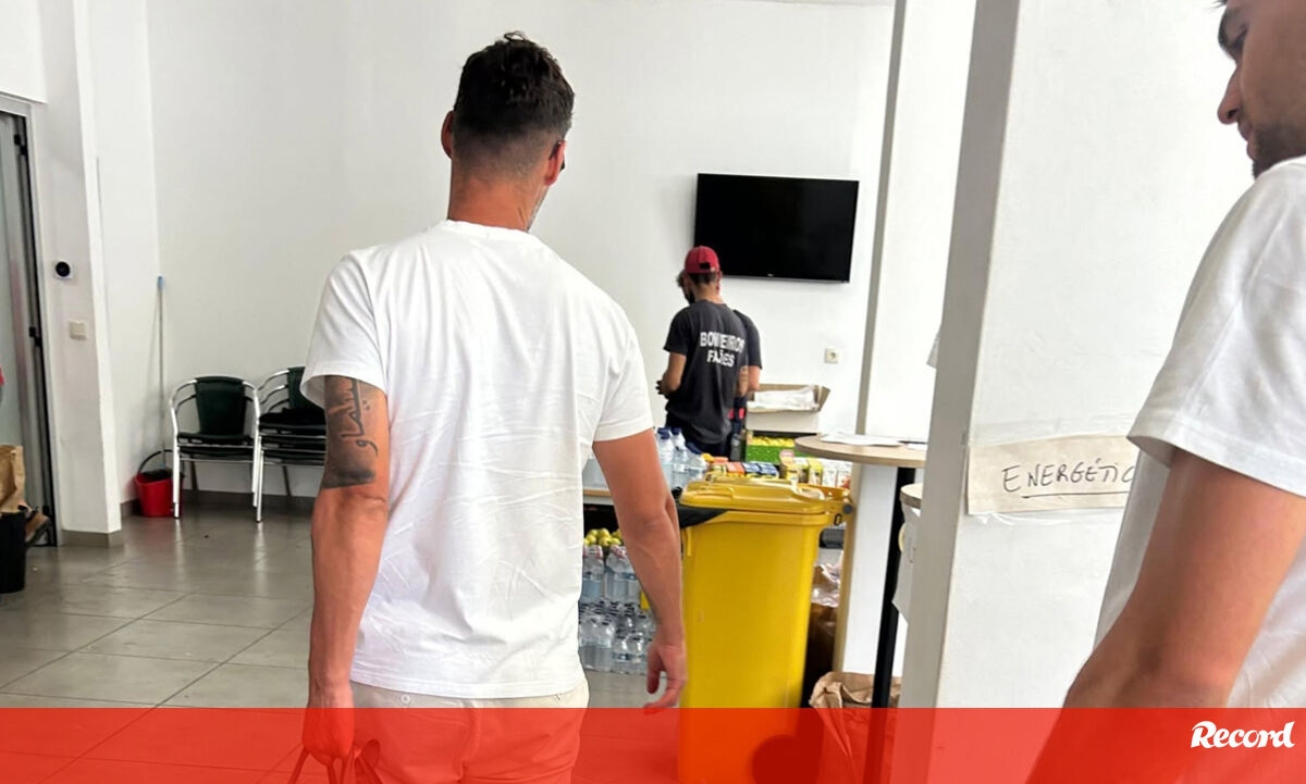 <![CDATA[ Plantel do Arouca solidário com bombeiros ]]>