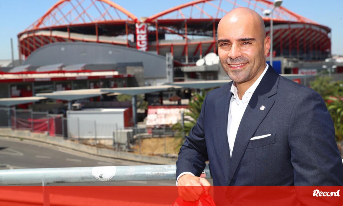<![CDATA[ João Diogo Manteigas diz que Benfica perdeu "identidade" e é um "entreposto de jogadores" ]]>
