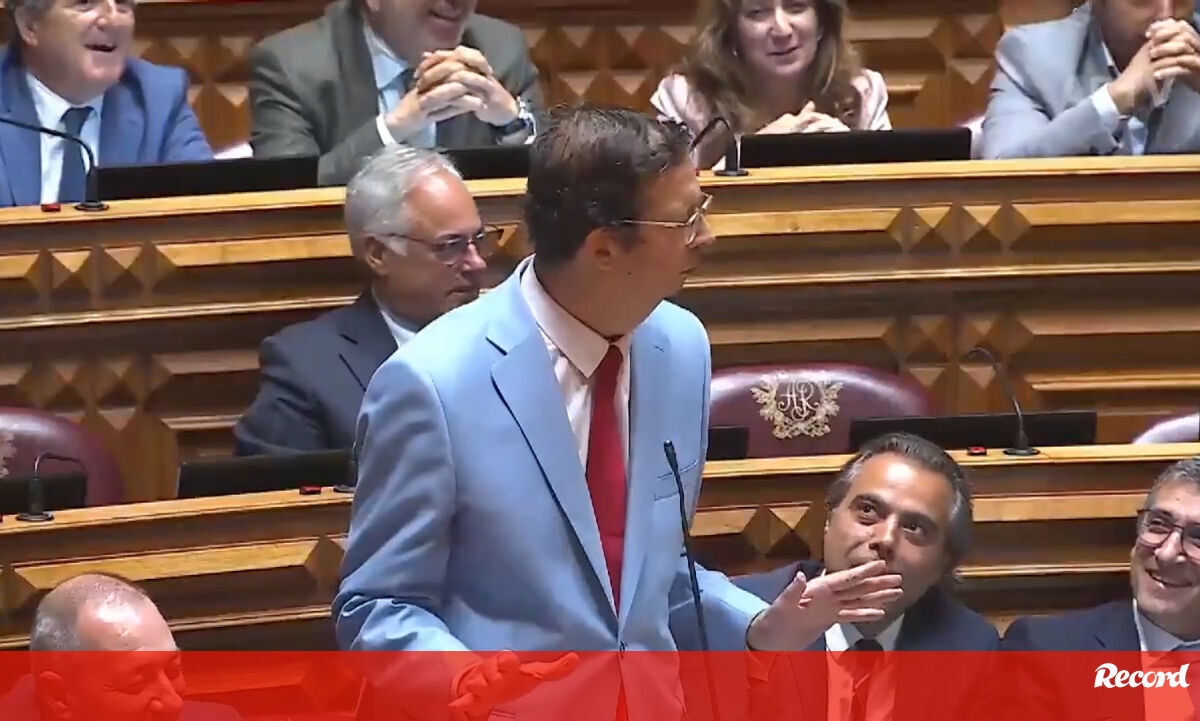<![CDATA[ Quem é Gonçalo Capitão, o deputado do PSD que satirizou o Chega ]]>