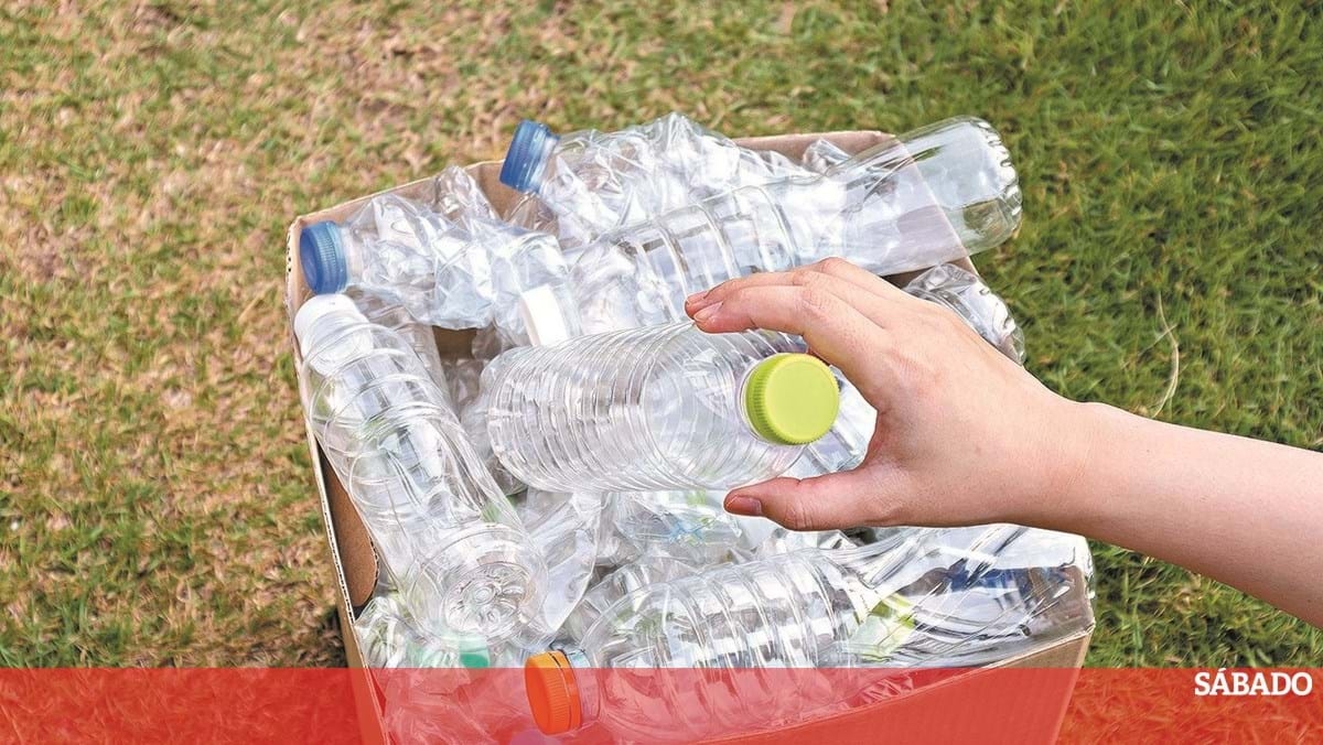 <![CDATA[ Há uma ameaça invisível na água que bebe, na roupa que veste e no ar que respira ]]>