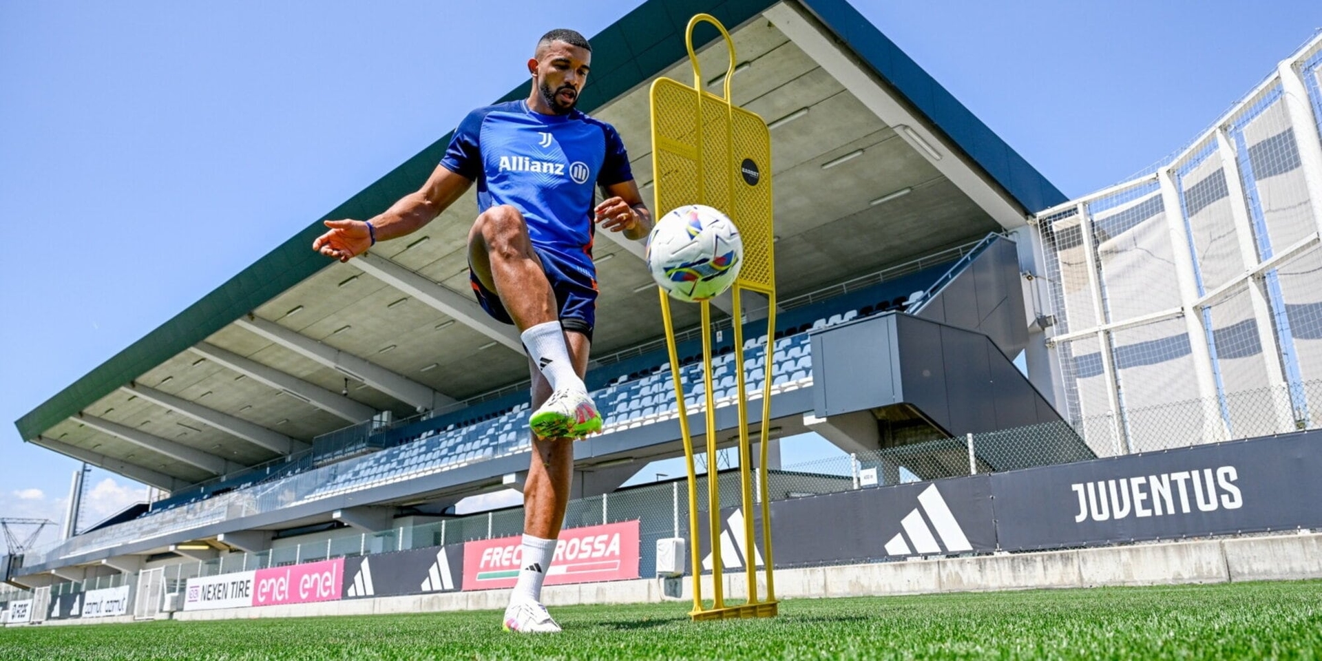 Mercado de transferências da Juventus, na defesa há quem fique e quem se despeça. Bremer a compra mais importante