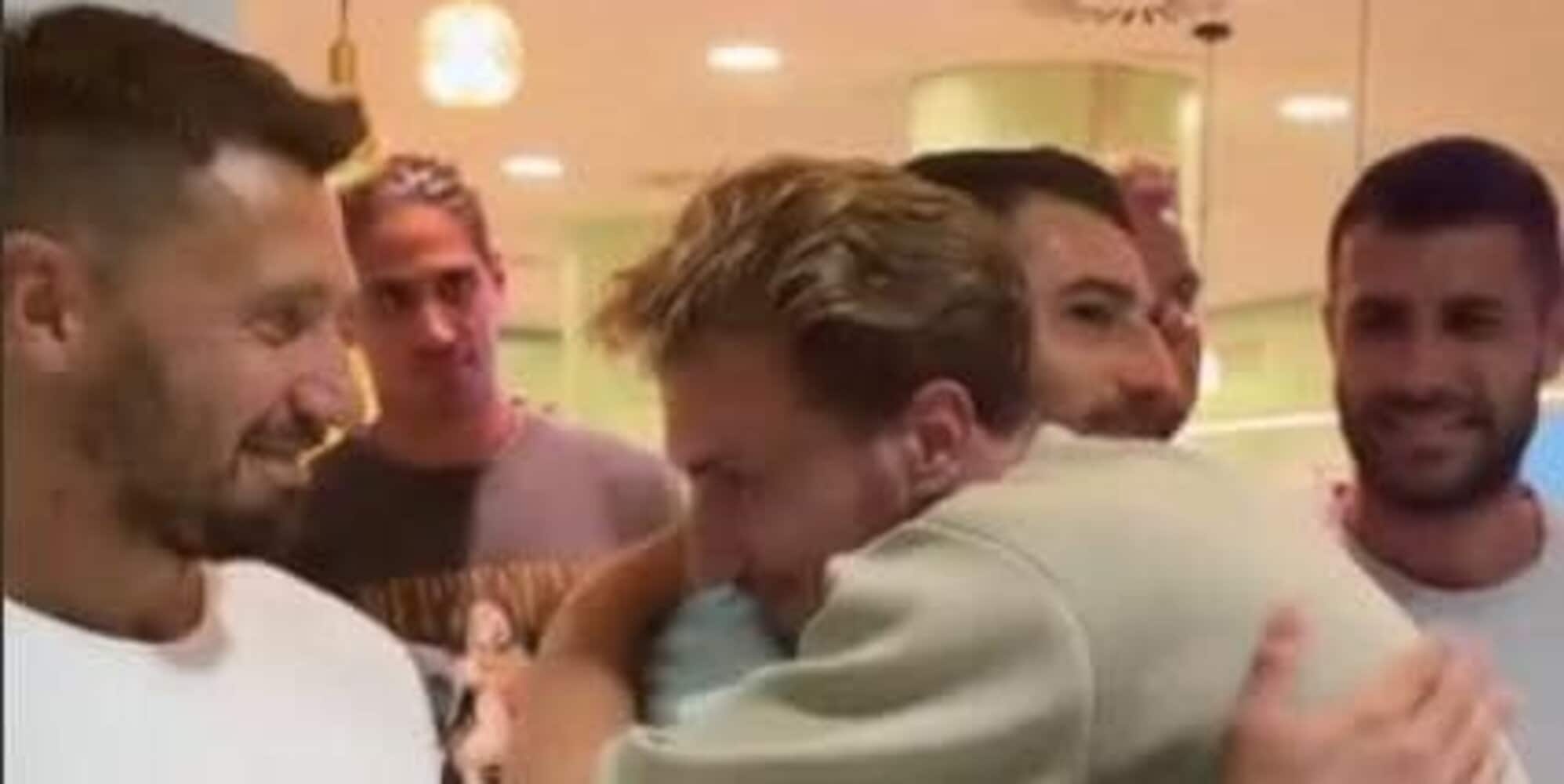 Die knuffel van Bari op het vliegveld die Verreths hart raakte