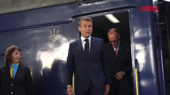 Macron, Merz, Starmer en Tusk in Kiev: kaarsen bij het oorlogsmonument