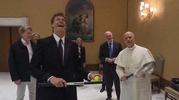 Pecador le da una raqueta al Papa: "¿Jugamos?" Y León XIV sonríe: «Mejor no estar aquí».