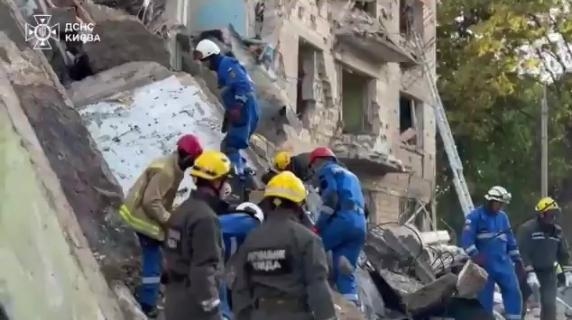 Bombe russe su Kiev nella notte, colpito un edificio: si scava tra le macerie